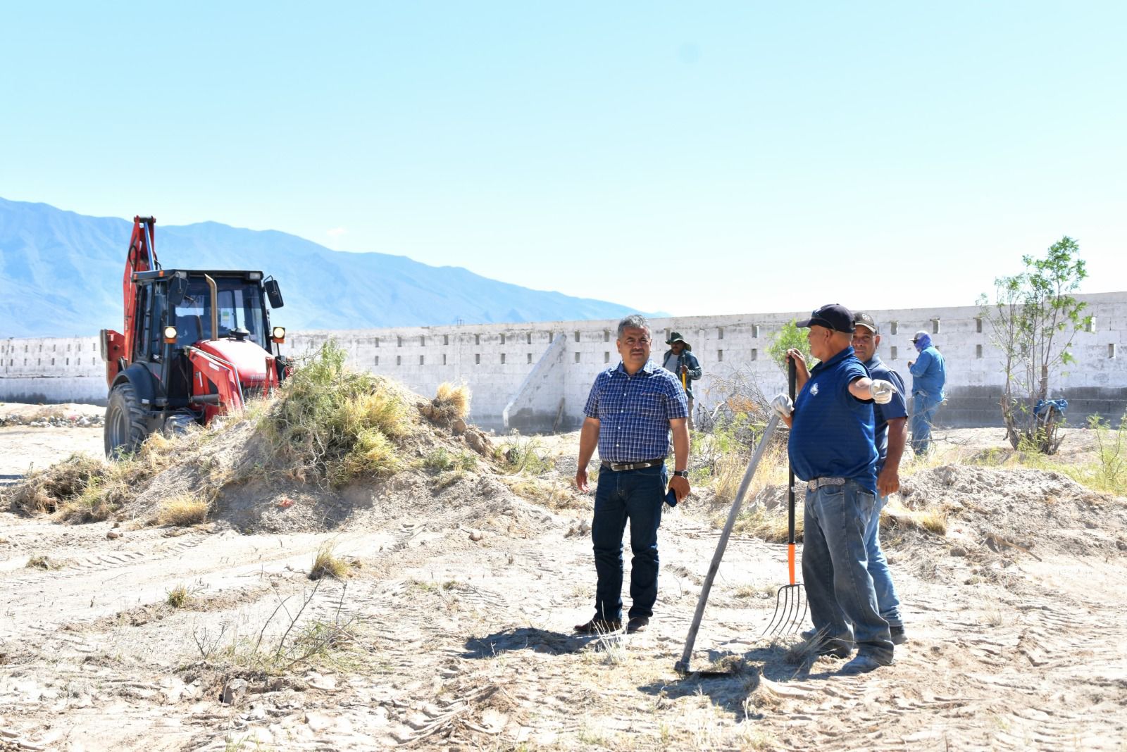 >Supervisa Víctor Leija trabajos en el panteón municipal San José