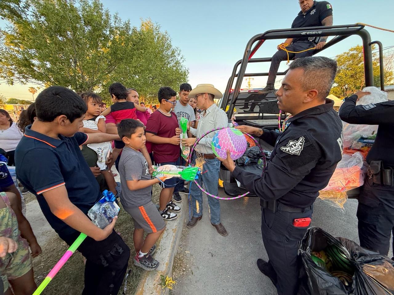 >POLICÍAS DE SAN BUENAVENTURA FESTEJAN A NIÑAS Y NIÑOS  