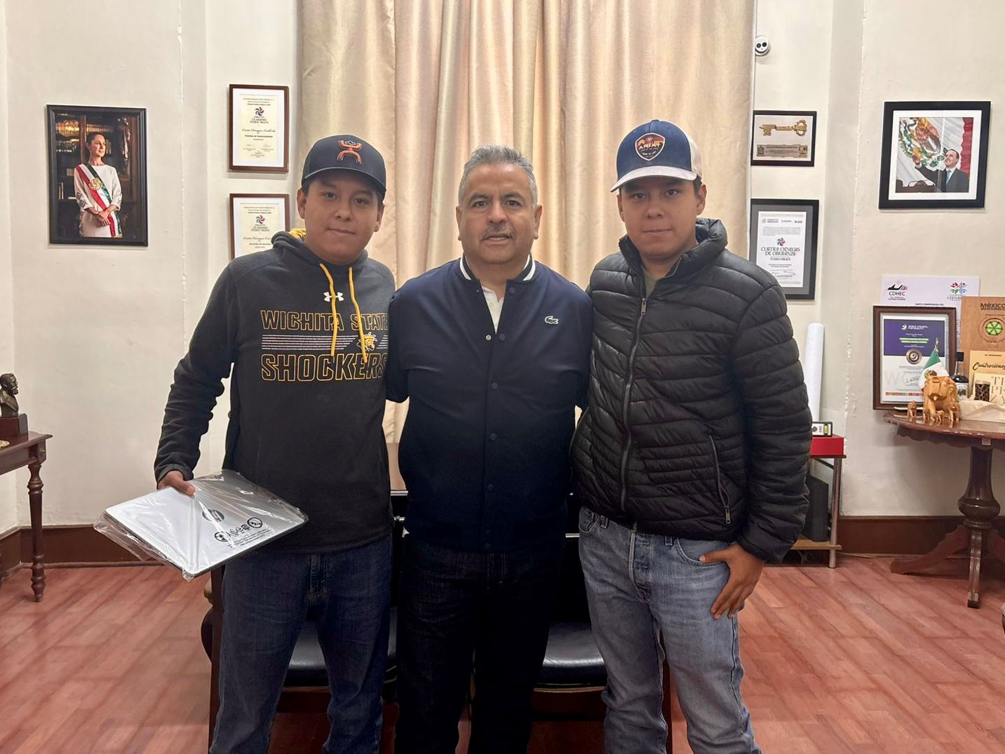 >Impulsa Víctor Leija a jóvenes estudiantes como ejemplo de esfuerzo y superación