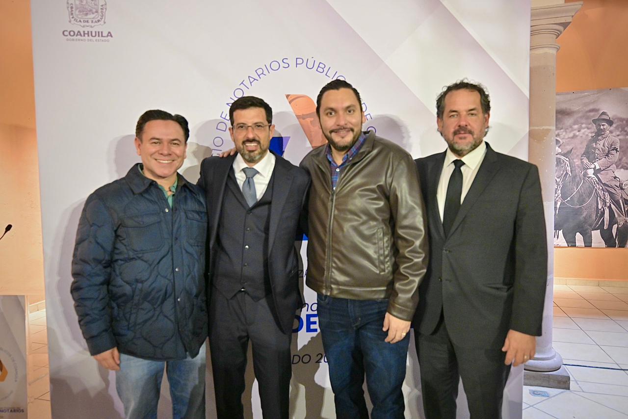 Carlos Villarreal asiste a la toma de protesta del Colegio de Notarios Públicos de Coahuila