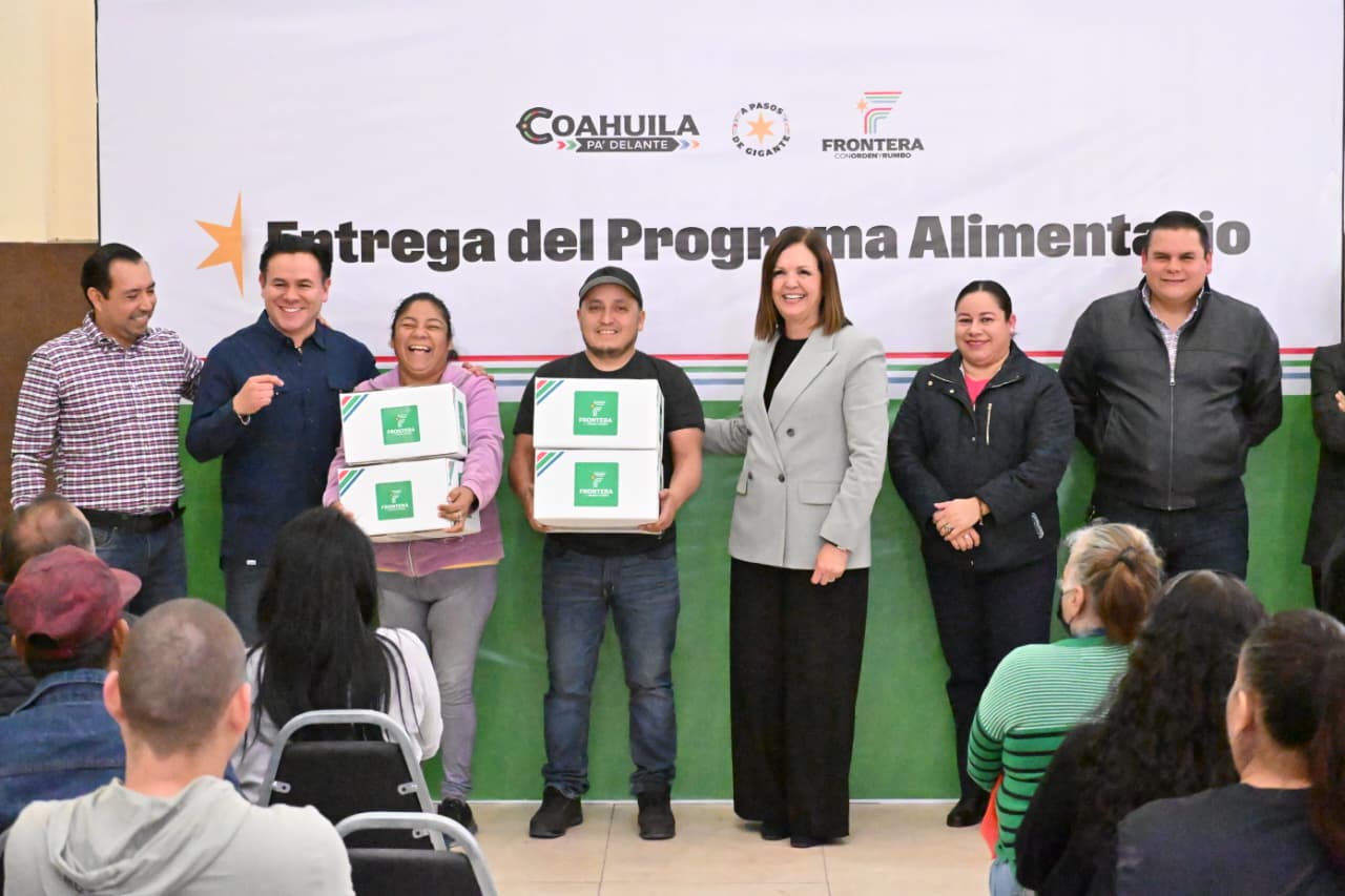 >Sari Pérez entrega apoyos alimentarios a ferrocarrileros