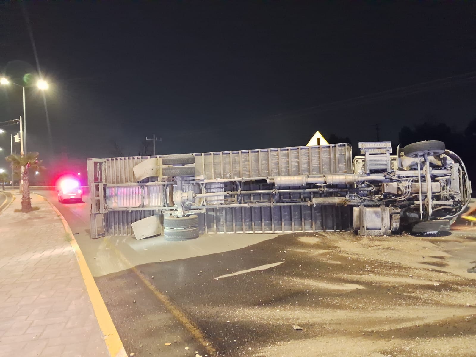 ¡Tráiler vuelca y bloquea la 57 en la madrugada; caos vial al norte de Monclova!