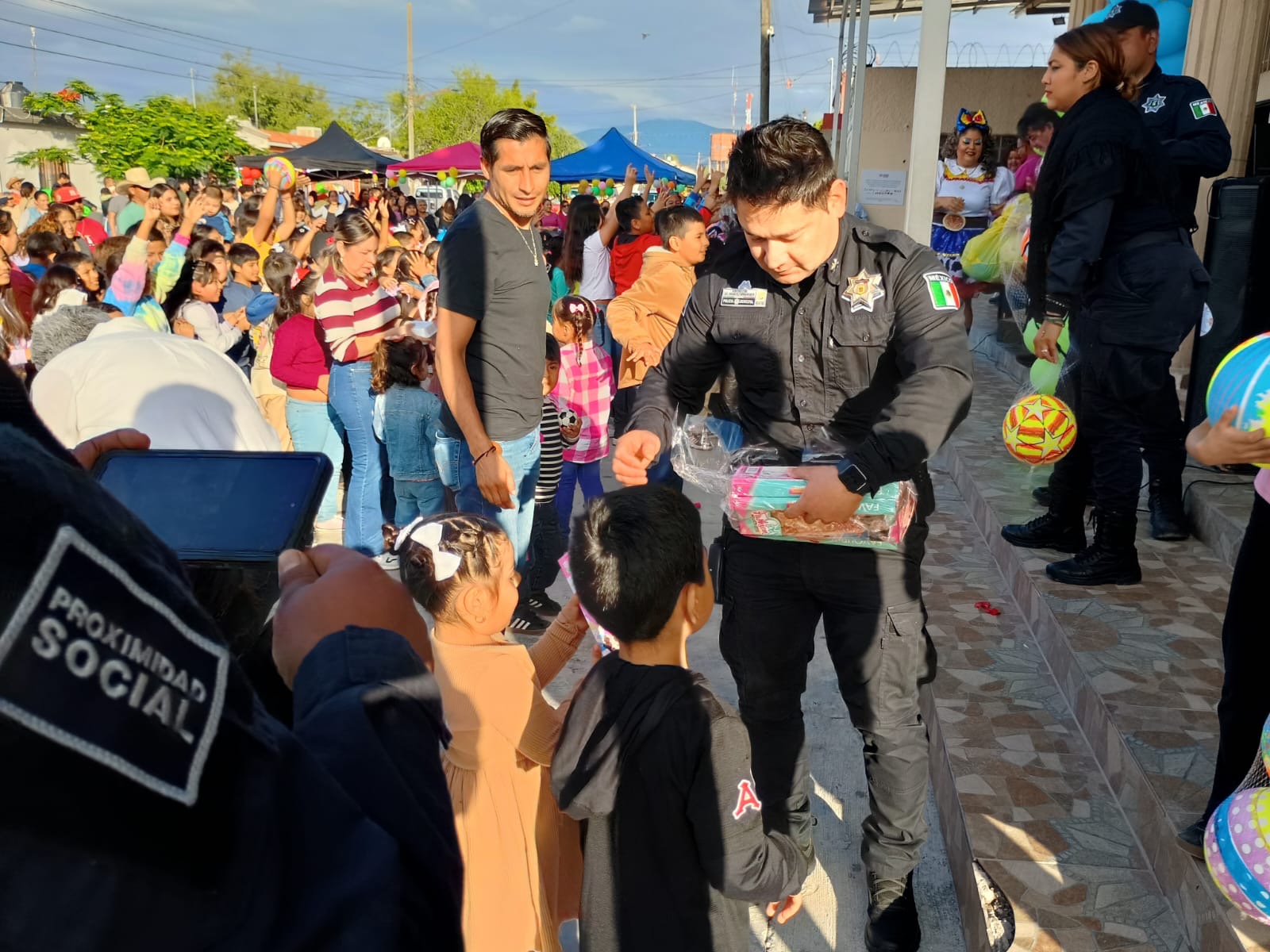 >Lleva Seguridad Pública sonrisas a niños y niñas en la Iglesia del Verbo Encarnado.